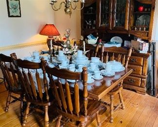 Lovely Dining Room Table w/2 leaves and 6 chairs