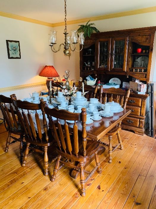 Lovely Dining Room Table w/2 leaves and 6 chairs