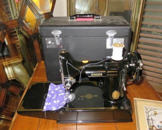 SINGER FEATHERWEIGHT SEWING MACHINE WITH CASE