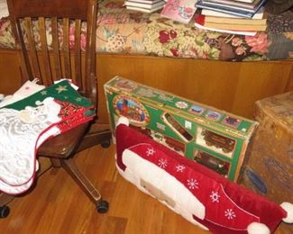 ROLLING OFFICE CHAIR - CHRISTMAS DECOR