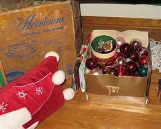 HEIRLOOM CHRISTMAS STAND