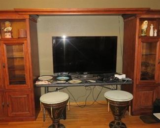 ENTERTAINMENT CENTER - IT ADJUST TO SIZE OF TV