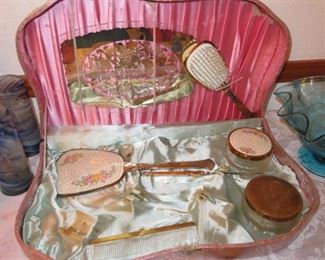 ANTIQUE VANITY BRUSH SET