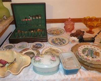VINTAGE SOUVENIR PLATES