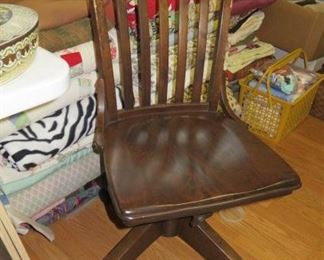 ROLLING OFFICE CHAIR