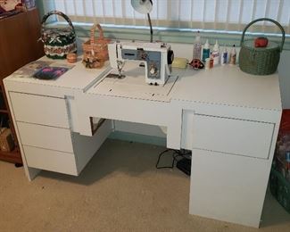 Sweing machine and sewing table