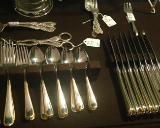 Silver/gold colored flatware