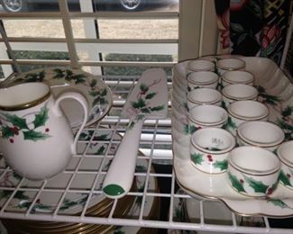"Ribbon Holly" Christmas china----including napkin rings