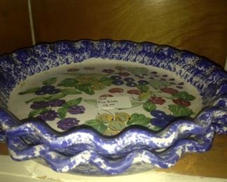 Pie plates with scalloped edges