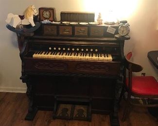Antique pump organ