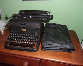 Vintage Typewriter w/Cover