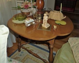 Drop leaf end table