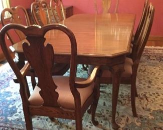 Beautiful dining room set with 2 leaves and 6 chairs.