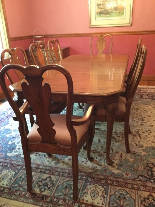 Beautiful dining room set with 2 leaves and 6 chairs.