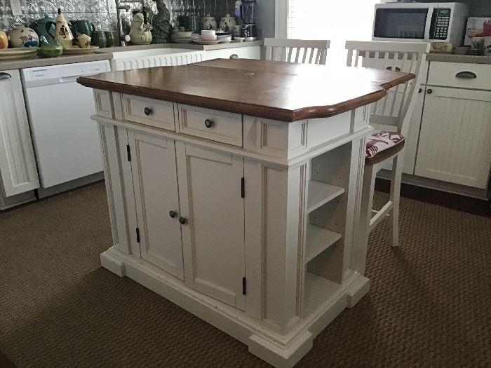 Beautiful drop leaf Kitchen Island with matching Chairs 