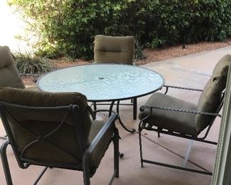 Patio set with round table, 4 chair including pads