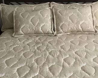 Cal-King Bedspread, 2 large king pillow shams , 2 regular pillow shams.