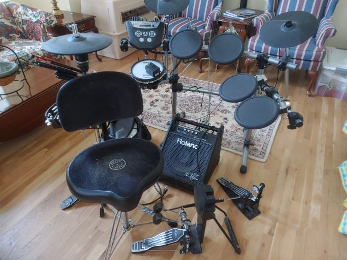 Roland Electronic Drum Set    NICE !