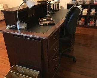 Nice office desk and chair