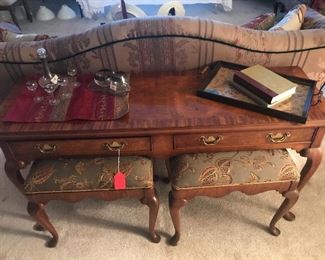 Sofa table with 2 stools all w/Queen Anne legs all in excellent condition