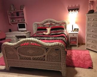 5 piece wicker bedroom set in fabulous condition, 2 small white bedside tables, pillows, rugs