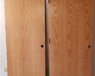 Lot of 2 Interior Oak Veneer Hollow Core Doors with Hinges (32 in. x 80 in.)