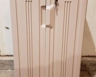 Rubbermaid Roughneck Base Cabinet No. 7786 with Keys (24 in. x 16 in.x 36 in.)