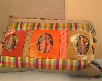 Decorative pillows.