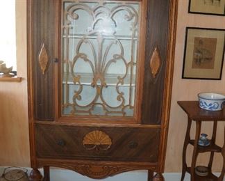 Pretty china or display cabinet