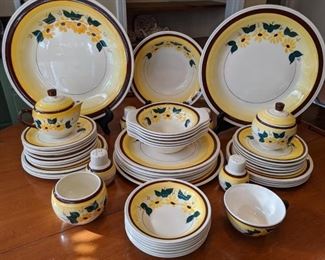 46-piece set of Vernon Kilns (CA) "Brown Eyed Susan.