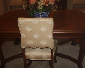 BEAUTIFUL DINING ROOM TABLE $795