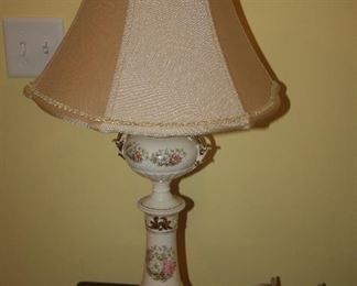 VINTAGE LAMP ~ LIKE NEW$35