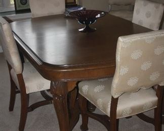 DINING ROOM TABLE 6 CHAIRS AND 3 LEAVES N PADS $795 
