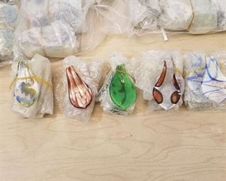 approximately 150 assorted jewelry pendants - glass