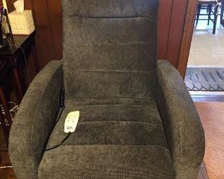 2019 Serta lift chair, only used a few times, has cover.