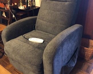 2019 Serta lift chair, only used a few times, has cover.