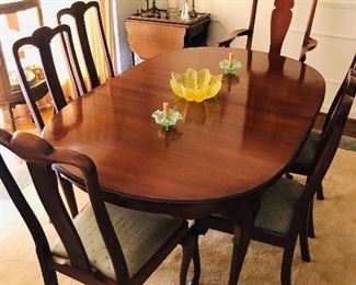 Mahogany dinning room set with 6 chairs and 2 leaves