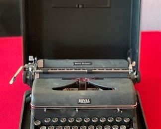 Royal Quiet DeLuxe Vintage Typewriter		
