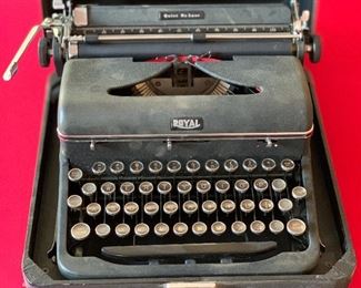 Royal Quiet DeLuxe Vintage Typewriter		
