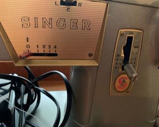 #20 Singer sewing machine old metal 13608m make in great Britain in case    $ 75.00