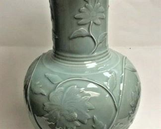 https://www.ebay.com/itm/124068647516	SM2029: TALL MINT GREEN DECORATIVE VASE $20

