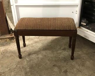 https://www.ebay.com/itm/114193620820	LAN9908 Antique Piano Bench Local Pickup $45
