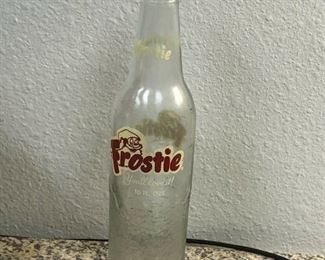 https://www.ebay.com/itm/124167270546	LAN9922: Vintage Frostie Root Beer Bottle Canden, NJ
