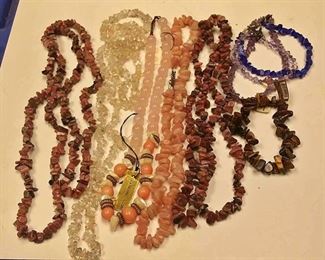 https://www.ebay.com/itm/124144202563 AB0013 STONE AND GLASS NECKLACES & BRACELETS LOT BOX 74 AB0013 $5