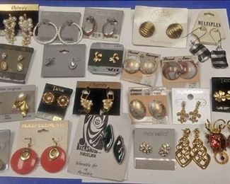 https://www.ebay.com/itm/114185501780 AB0211 COSTUME JEWELRY LOT OF TWENTY TWO VINTAGE EARRINGS BOX 75 AB0211 $15