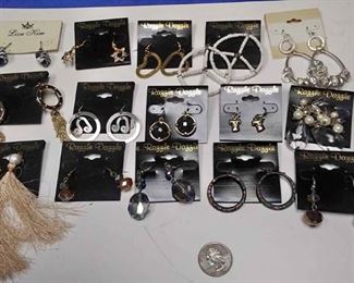 https://www.ebay.com/itm/114173841218 BOX074AA COSTUME JEWELRY LOT OF FIFTEEN PIERCED EARRINGS LOT #1 $10