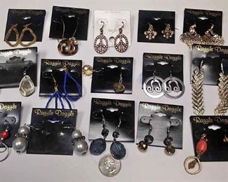 https://www.ebay.com/itm/124142906695 BOX074AB COSTUME JEWELRY LOT OF FIFTEEN PIERCED EARRINGS LOT #3 $10