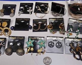 https://www.ebay.com/itm/124142913083 BOX074AD COSTUME JEWELRY LOT OF FIFTEEN PIERCED EARRINGS LOT #6 $10