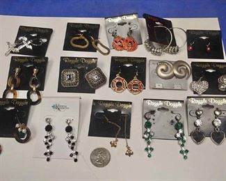 https://www.ebay.com/itm/114173848796 BOX074AC COSTUME JEWELRY LOT OF FIFTEEN PIERCED EARRINGS LOT #7 $10