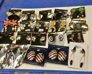 https://www.ebay.com/itm/124142920490 BOX074AF COSTUME JEWELRY CLIP ON EARRINGS LOT OF TWENTY BOX 74 LOT #2 $20